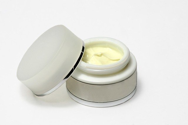 Al momento stai visualizzando Crema Viso Giorno e Notte: differenze e come scegliere